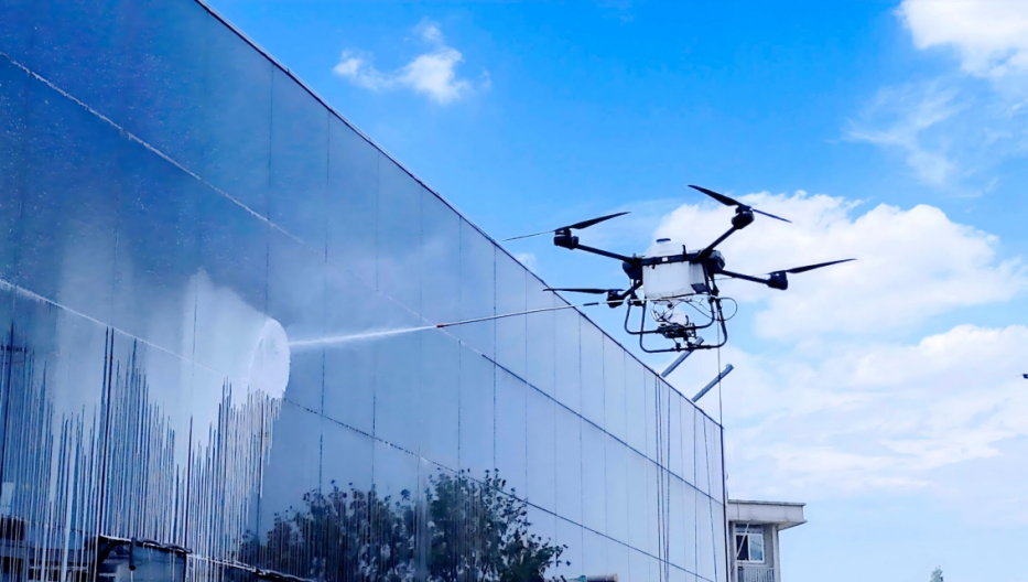 高空清洗無人機作業中